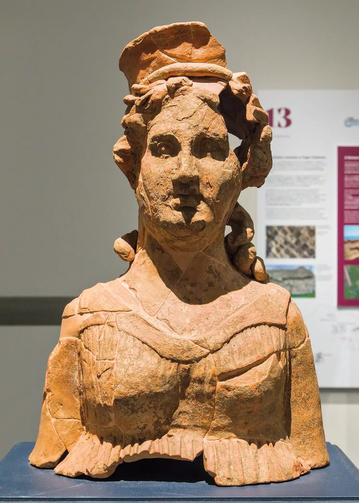 Busto fittile esposto al Museo archeologico di Capo Colonna