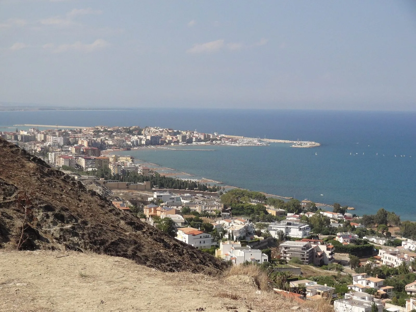 La costa di Crotone in una giornata fuori stagione