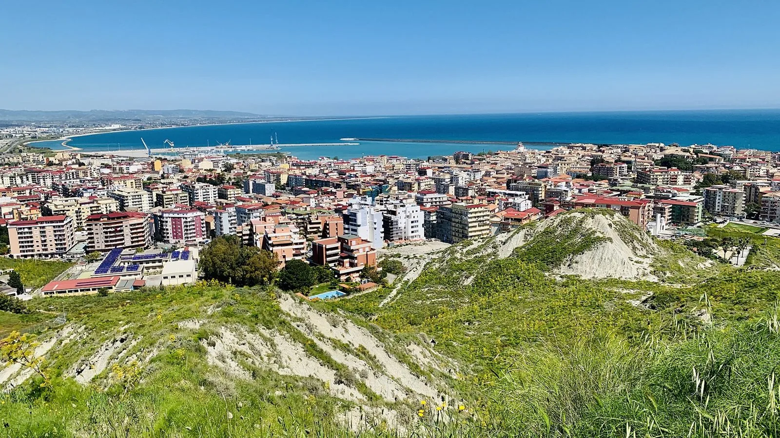 Crotone e lo Ionio visti dalla collina