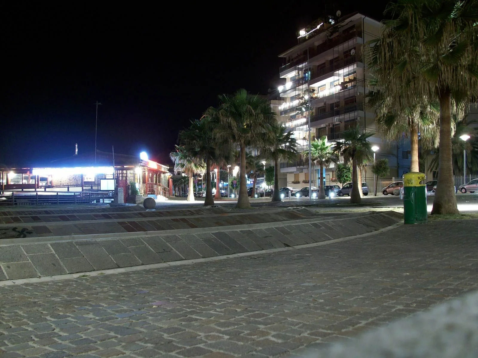 Il lungomare di Crotone di sera