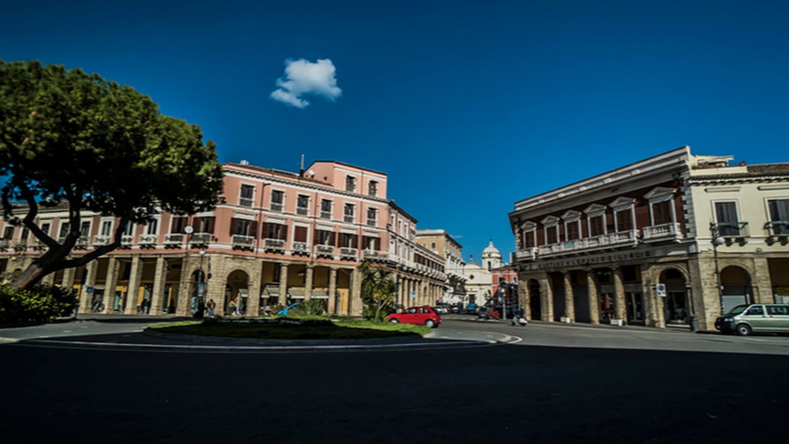 Piazza Pitagora a Crotone con i portici e il Duomo sullo sfondo